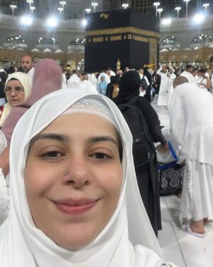 Uzma Hassan Instagram - I have performed My first Umrah. Alhamdulilah! 🤲🏼

Labbayk Allahumma Labbayk 

Jumma Mubarak and Eid Mubarak! 🌸🕋🌸

Took my grandmothers Jaanamaz to pray. ❤️

Gaza, 🇵🇸 I carry you in my heart, along with my parents.
