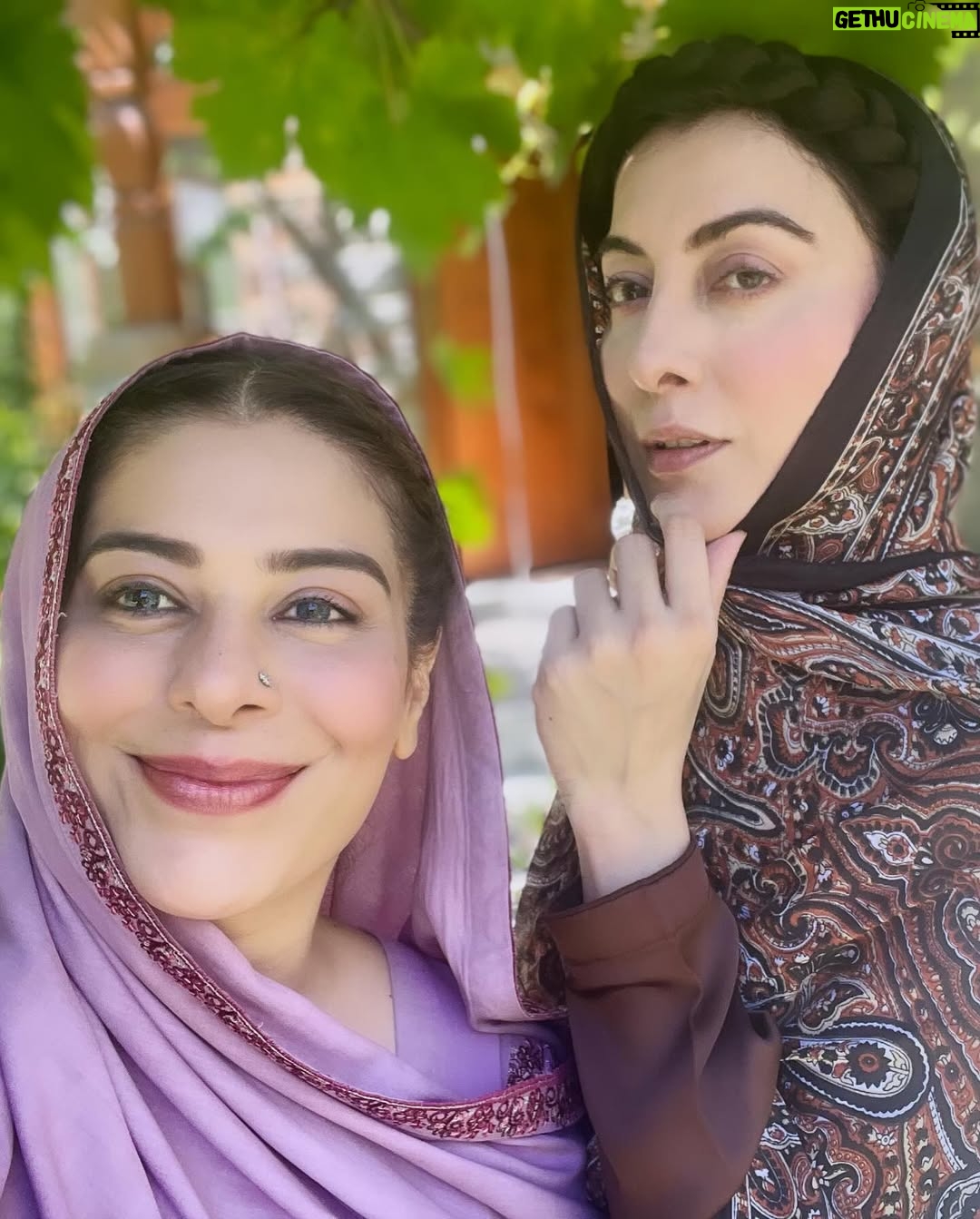 Uzma Hassan - 9.4K Likes - So busted!
Thanks for spilling the beans, Barera! @lailarwasti ! 😤
Gulwareen and Barera!
Pehla number ka biwi & dosra number ka biwi!