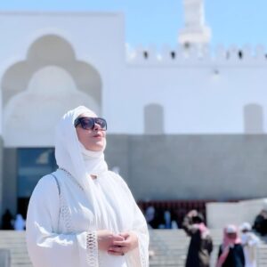 Uzma Hassan Instagram - Feeding the birds and basking in the glorious sun at Masjid e Quba. 🌞

This was the first Mosque that was founded by our Holy Prophet (PBUH) , when he migrated from Mecca to Madina. 

A special thank you to @rhkabayas , for this beautiful white Abaya. I loved wearing it. 🤍