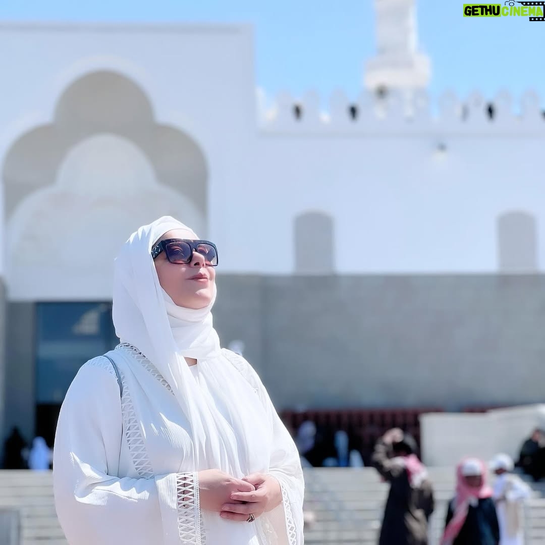Uzma Hassan - 4.7K Likes - Feeding the birds and basking in the glorious sun at Masjid e Quba. 🌞
This was the first Mosque that was founded by our Holy Prophet (PBUH) , when he migrated from Mecca to Madina.
A special thank you to @rhkabayas , for this beautiful white Abaya. I loved wearing it. 🤍
