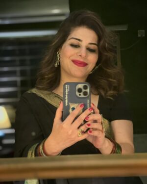 Uzma Hassan Instagram - Out of focus, Mirror selfies photo dump. 🙄🙃