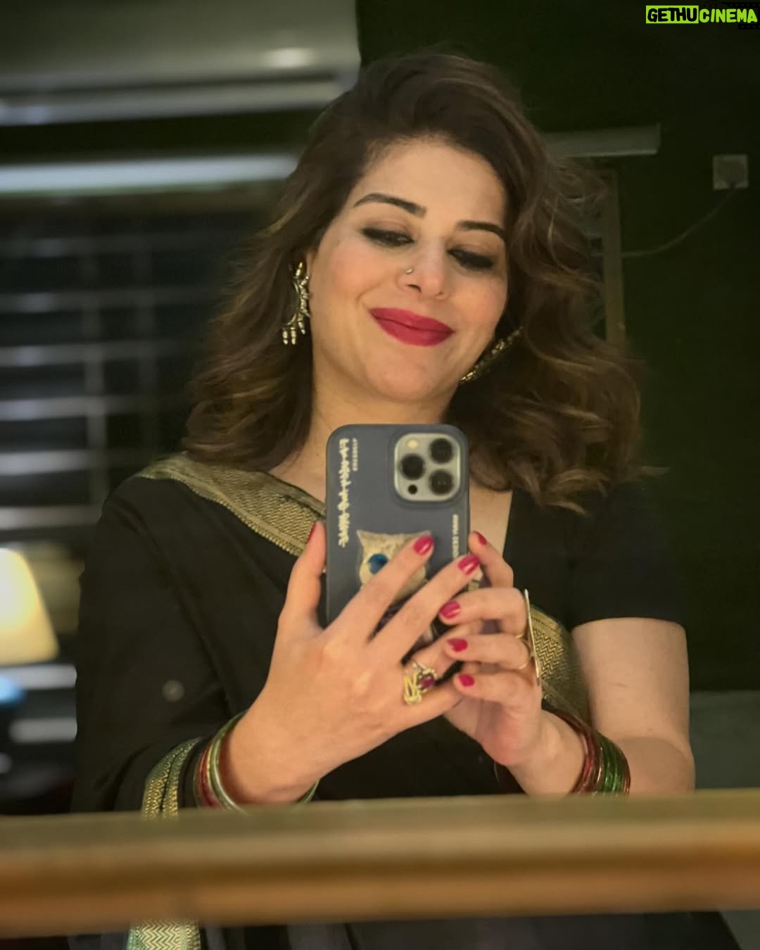 Uzma Hassan - 3.9K Likes - Out of focus, Mirror selfies photo dump. 🙄🙃