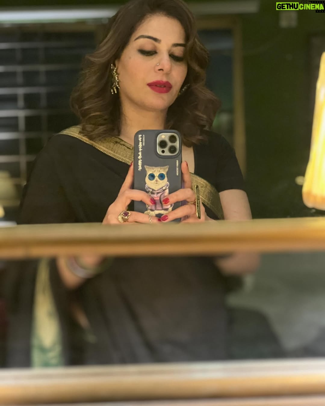 Uzma Hassan - 3.9K Likes - Out of focus, Mirror selfies photo dump. 🙄🙃