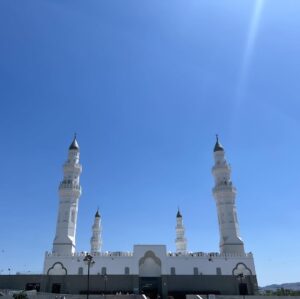 Uzma Hassan Instagram - Feeding the birds and basking in the glorious sun at Masjid e Quba. 🌞

This was the first Mosque that was founded by our Holy Prophet (PBUH) , when he migrated from Mecca to Madina. 

A special thank you to @rhkabayas , for this beautiful white Abaya. I loved wearing it. 🤍