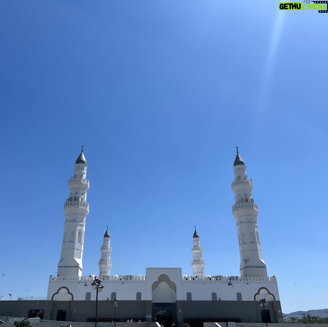 Uzma Hassan - 4.7K Likes - Feeding the birds and basking in the glorious sun at Masjid e Quba. 🌞
This was the first Mosque that was founded by our Holy Prophet (PBUH) , when he migrated from Mecca to Madina.
A special thank you to @rhkabayas , for this beautiful white Abaya. I loved wearing it. 🤍