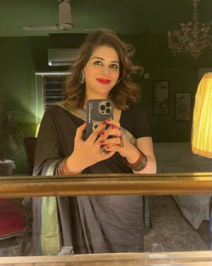 Uzma Hassan Instagram - Out of focus, Mirror selfies photo dump. 🙄🙃