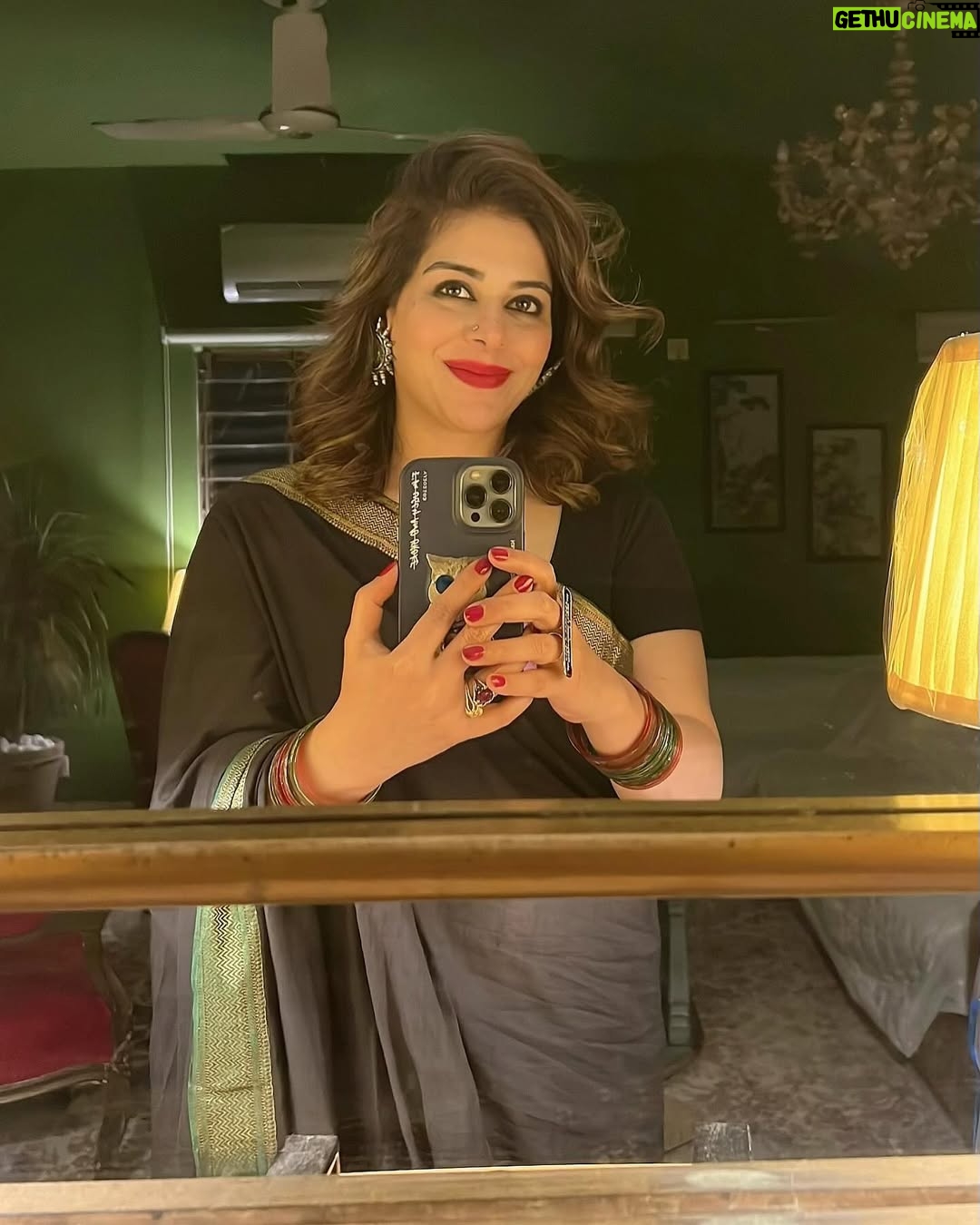 Uzma Hassan - 3.9K Likes - Out of focus, Mirror selfies photo dump. 🙄🙃