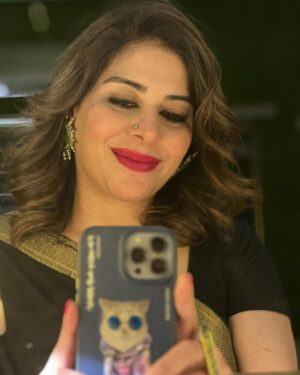 Uzma Hassan Instagram - Out of focus, Mirror selfies photo dump. 🙄🙃