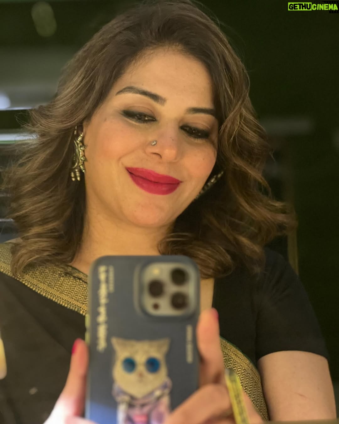 Uzma Hassan - 3.9K Likes - Out of focus, Mirror selfies photo dump. 🙄🙃