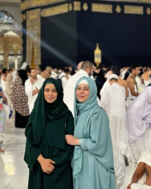Uzma Hassan Instagram - The one without whom this trip would not have been possible. The one who insisted that I join her and her gracious family on this pilgrimage. The one who left no stone unturned, who kept reminding me that I’m not a burden, that it is Allah who is inviting me to come and how I must not decline. The one who made sure I show up, and even offered to cover my expenses if my cheque didn’t come through on time, the one who didn’t want to leave me behind, at any cost…the one who literally held my hand and guided me throughout the Tawaaf, even though she had her kids and family to look after. The one who wanted so much for me to experience the ‘sakoon’ , to put my duas before God.. the one who made sure I’m comfortable, even at the cost of her own comfort.. that I eat properly, sleep properly, don’t feel left out at any given time..

Who said, “Baji, Umrah family ke saath hi karte hain. You’re my family.’ 

when I wondered and was in doubt  if I even deserve to go, she said, “ koi aapke ghar apki marzi ke baghair aasakta hai? Nai na. Toh Allah ki marzi hai ke aap aaein. HE is calling you.” 

“Aap dekhna. Apki Namaz badal jaye gi.” 

When I was nervous that I might forget what I have to recite, she said :
“Nothing matters. It’s just you and Him. He knows what is in your heart.” 

She held my hand and asked me to lower my gaze as we entered the Haram, and look up only when she tells me to, so that I could see the  Kaaba 🕋 up close and then pray with all my heart.. 
“Jo dil mein, keh dein.. Agay Woh jaane.”

@faizagillani , I may not know much, but I know that I am truly blessed to have you in my life. You are an Angel. May Allah bless you abundantly for the beautiful soul that you are. Rarely does one come across such a selfless person..
It’s a privilege to be your friend .. and It’s my honour to be your ‘family’. 

forever in your debt… 🙏🏼❤️🙏🏼