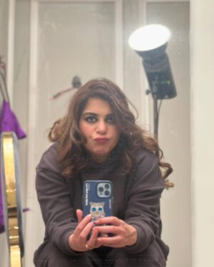 Uzma Hassan Instagram - Fifty shades of boredom. 

#howispentvalentinesday 
#lifeofanactor 
#shootdiaries