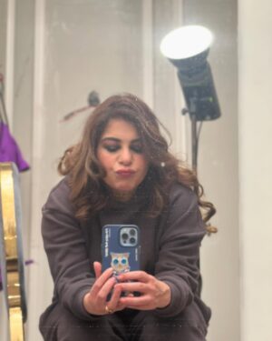 Uzma Hassan Instagram - Fifty shades of boredom. 

#howispentvalentinesday 
#lifeofanactor 
#shootdiaries