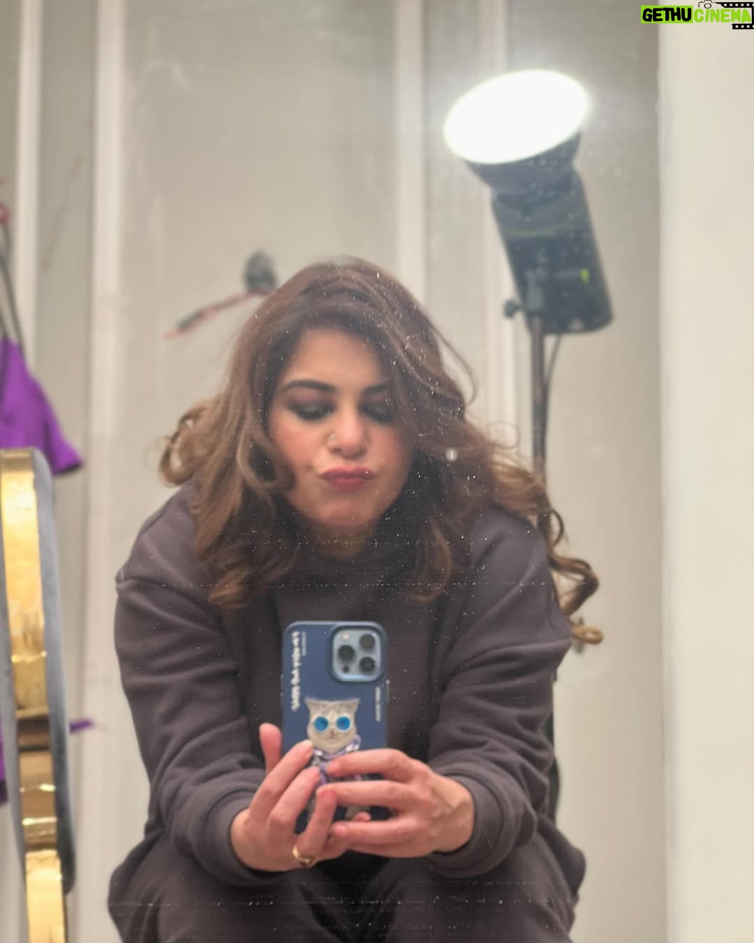 Uzma Hassan - 2.5K Likes - Fifty shades of boredom.
#howispentvalentinesday
#lifeofanactor
#shootdiaries