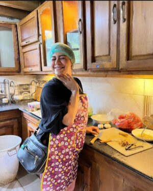 Uzma Hassan Instagram - Besides giving unsolicited advice, I also cooked for the murderous bunch! 
P.s : you’re welcome! 
Love,
Gulwareen. 😤

#bts
#khaie 

📷: @mahenurhaider 🌸🌸🌸