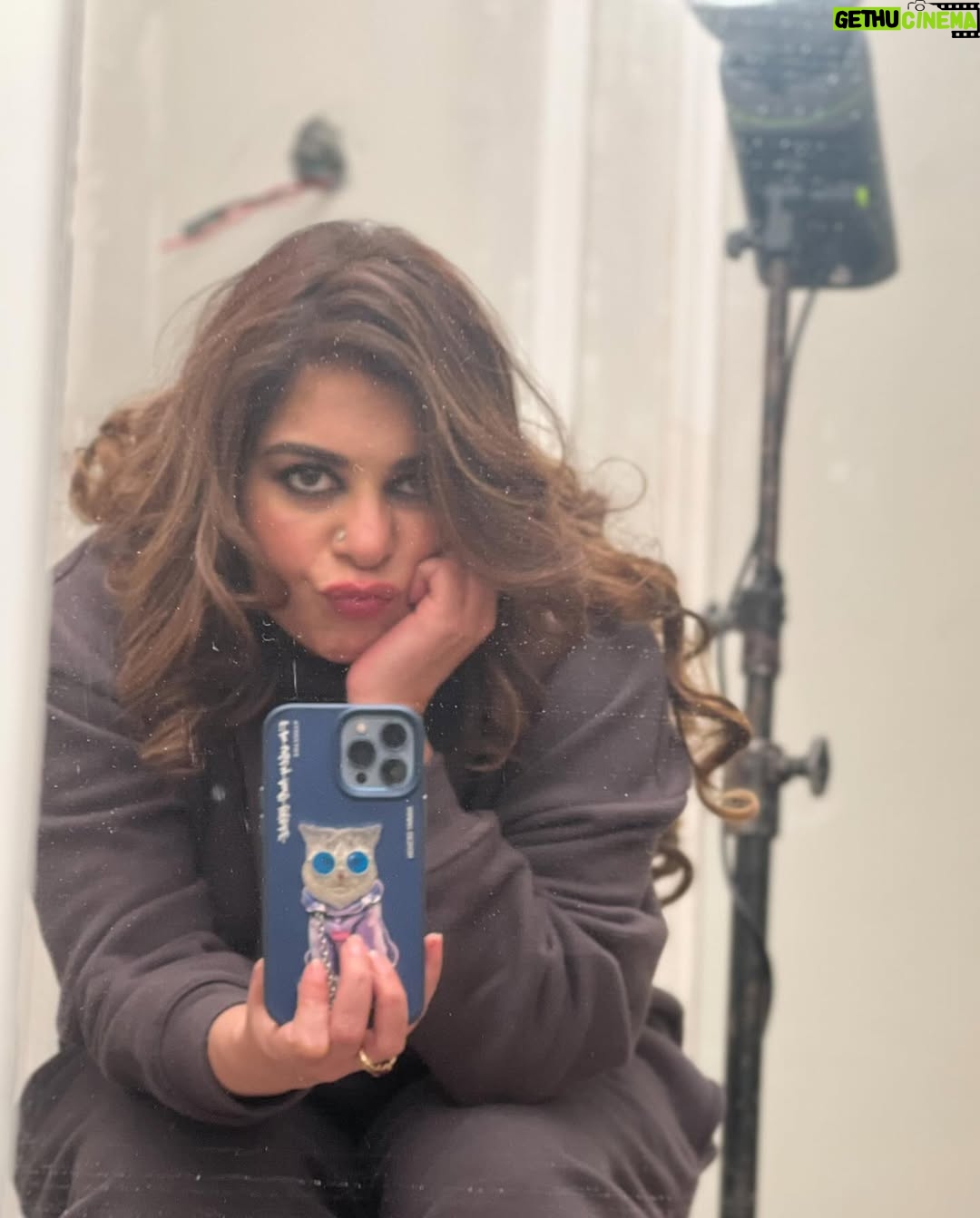 Uzma Hassan - 2.5K Likes - Fifty shades of boredom.
#howispentvalentinesday
#lifeofanactor
#shootdiaries