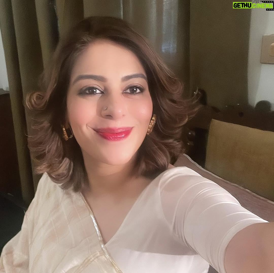 Uzma Hassan - 2.3K Likes - Blurry #bts selfies and ❤️ from Sabiha. 🤓
#mannatmurad