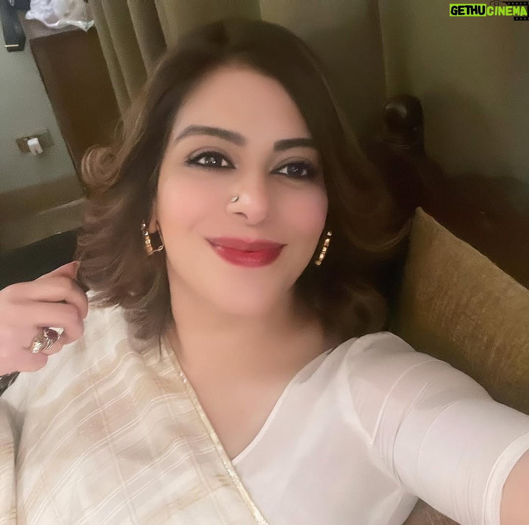 Uzma Hassan - 2.3K Likes - Blurry #bts selfies and ❤️ from Sabiha. 🤓
#mannatmurad