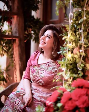 Uzma Hassan Instagram - Aaaaaannnd it’s a wrap! 
Goodbye #mannatmurad !  Thank you for being a wonderful audience! 🌸🌸🌸🌸🌸🌸
Sabiha Bhabi signing off! 🫡

@wajahathussain.syed 🫡
, @irsaaghazal , @iiqraaziz , @noorulhassanmuhammad , @beingtipusharif , @mustafa_chang , @alirehmankhan , @talha_chahour , @faizagillani , @rehmazamanofficial , @sana_nadir , @miznawaqasofficial , @alisafina , @rabyakulsoomofficial  @sachalafzal_ , @siddiqhammad , it was wonderful sharing the screen with you!

Wearing this gorgeous saree by : @thehouseofkamiarrokni 
👗🩷🩷🩷