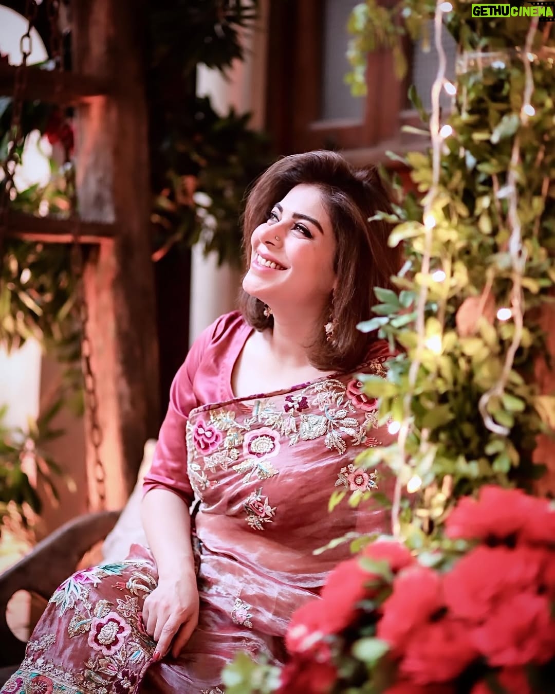 Uzma Hassan - 14.2K Likes - Aaaaaannnd it’s a wrap!
Goodbye #mannatmurad ! Thank you for being a wonderful audience! 🌸🌸🌸🌸🌸🌸
Sabiha Bhabi signing off! 🫡
@wajahathussain.syed 🫡
, @irsaaghazal , @iiqraaziz , @noorulhassanmuhammad , @beingtipusharif , @mustafa_chang , @alirehmankhan , @talha_chahour , @faizagillani , @rehmazamanofficial , @sana_nadir , @miznawaqasofficial , @alisafina , @rabyakulsoomofficial @sachalafzal_ , @siddiqhammad , it was wonderful sharing the screen with you!
Wearing this gorgeous saree by : @thehouseofkamiarrokni
👗🩷🩷🩷