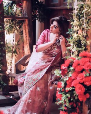 Uzma Hassan Instagram - Aaaaaannnd it’s a wrap! 
Goodbye #mannatmurad !  Thank you for being a wonderful audience! 🌸🌸🌸🌸🌸🌸
Sabiha Bhabi signing off! 🫡

@wajahathussain.syed 🫡
, @irsaaghazal , @iiqraaziz , @noorulhassanmuhammad , @beingtipusharif , @mustafa_chang , @alirehmankhan , @talha_chahour , @faizagillani , @rehmazamanofficial , @sana_nadir , @miznawaqasofficial , @alisafina , @rabyakulsoomofficial  @sachalafzal_ , @siddiqhammad , it was wonderful sharing the screen with you!

Wearing this gorgeous saree by : @thehouseofkamiarrokni 
👗🩷🩷🩷