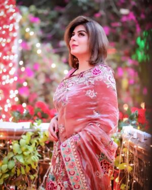 Uzma Hassan Instagram - Aaaaaannnd it’s a wrap! 
Goodbye #mannatmurad !  Thank you for being a wonderful audience! 🌸🌸🌸🌸🌸🌸
Sabiha Bhabi signing off! 🫡

@wajahathussain.syed 🫡
, @irsaaghazal , @iiqraaziz , @noorulhassanmuhammad , @beingtipusharif , @mustafa_chang , @alirehmankhan , @talha_chahour , @faizagillani , @rehmazamanofficial , @sana_nadir , @miznawaqasofficial , @alisafina , @rabyakulsoomofficial  @sachalafzal_ , @siddiqhammad , it was wonderful sharing the screen with you!

Wearing this gorgeous saree by : @thehouseofkamiarrokni 
👗🩷🩷🩷