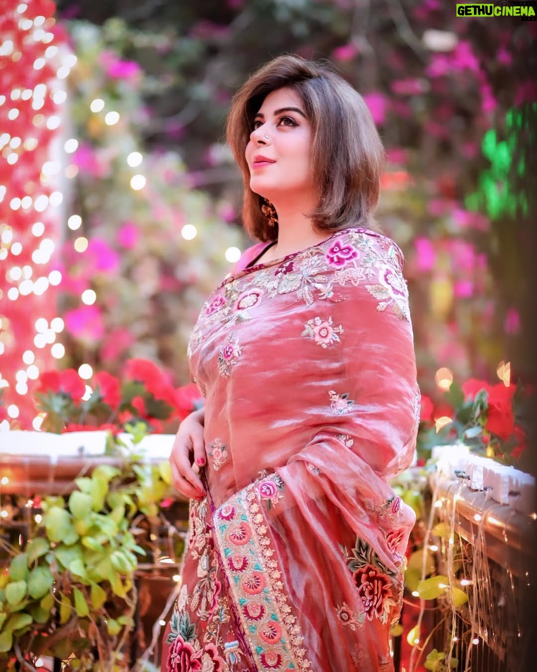 Uzma Hassan - 14.2K Likes - Aaaaaannnd it’s a wrap!
Goodbye #mannatmurad ! Thank you for being a wonderful audience! 🌸🌸🌸🌸🌸🌸
Sabiha Bhabi signing off! 🫡
@wajahathussain.syed 🫡
, @irsaaghazal , @iiqraaziz , @noorulhassanmuhammad , @beingtipusharif , @mustafa_chang , @alirehmankhan , @talha_chahour , @faizagillani , @rehmazamanofficial , @sana_nadir , @miznawaqasofficial , @alisafina , @rabyakulsoomofficial @sachalafzal_ , @siddiqhammad , it was wonderful sharing the screen with you!
Wearing this gorgeous saree by : @thehouseofkamiarrokni
👗🩷🩷🩷