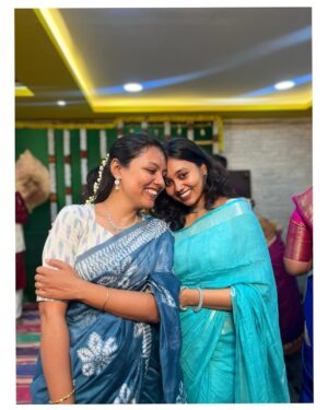 VJ Tara Instagram - Fam jam 🤍
.
.
.
Saree : @theoosinool 
#family #familytime #familyphotography