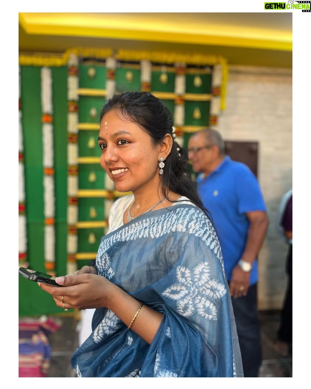 VJ Tara - 2.4K Likes - Fam jam 🤍
.
.
.
Saree : @theoosinool
#family #familytime #familyphotography