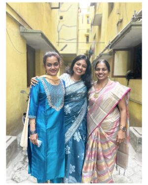 VJ Tara Instagram - Fam jam 🤍
.
.
.
Saree : @theoosinool 
#family #familytime #familyphotography