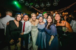 Valeria Ortega Instagram - Happy anniversary @franklawn 
El año pasado celebrábamos nuestro matrimonio 

Me casaría de nuevo! 
@coniprovens @danielagaldames @gioyber @cinemabuke