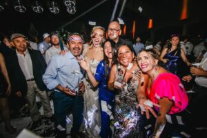 Valeria Ortega Instagram - Happy anniversary @franklawn 
El año pasado celebrábamos nuestro matrimonio 

Me casaría de nuevo! 
@coniprovens @danielagaldames @gioyber @cinemabuke