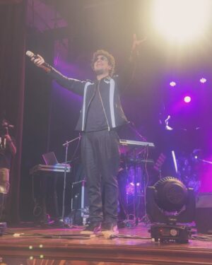Vandana Sajnani Instagram - Read caption below .. 
So so glad to work with u @paponmusic and get started with you for shows ! What a fabulous singer / artist / human / entertainer as well as a neighbour are you ❤️❤️.
What a show ! At the legendary Shamumhanda hall in Mumbai over the weekend . #Fullhouse #Soldout ! 
I’m so happy my mom and my aunts all got to see his magic . And the sweetest gesture by him to come down and meet my aunts n hug my mom 🧿🙏.
The euphoria in the audience was next level. My first ever experience with him  was when #Papon agreed to sing on my 50th birthday party and treat all my friends to his amazing voice and energy . 
And then I got a chance to organise his this show in Mumbai. 
And this is not the first. There are going to be many more for sure . 
My husband @rajesh_khattar also had his first experience in his show and we are totally bowled by his talent and versatility.  Love you papon ! . My aunt @monabhambhani was visiting from America and she is now a fan for life ! 
It was such a joy to see my company logo #Mokshcreations on the screen . 
The ghazals he sings deserves a special mention. WOW papon . 
Your fan following is another level . Each one sings along with you . That was the most beautiful part of the evening , along with you singing some Assamese songs and everyone dancing along ! 
If you haven’t seen him perform , you are surely missing something amazing !!! .
.
 . #Highenergy #Concert #Singer #Musicalevening #Bollywood