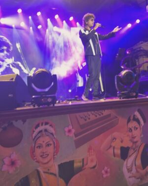 Vandana Sajnani Instagram - Read caption below .. 
So so glad to work with u @paponmusic and get started with you for shows ! What a fabulous singer / artist / human / entertainer as well as a neighbour are you ❤️❤️.
What a show ! At the legendary Shamumhanda hall in Mumbai over the weekend . #Fullhouse #Soldout ! 
I’m so happy my mom and my aunts all got to see his magic . And the sweetest gesture by him to come down and meet my aunts n hug my mom 🧿🙏.
The euphoria in the audience was next level. My first ever experience with him  was when #Papon agreed to sing on my 50th birthday party and treat all my friends to his amazing voice and energy . 
And then I got a chance to organise his this show in Mumbai. 
And this is not the first. There are going to be many more for sure . 
My husband @rajesh_khattar also had his first experience in his show and we are totally bowled by his talent and versatility.  Love you papon ! . My aunt @monabhambhani was visiting from America and she is now a fan for life ! 
It was such a joy to see my company logo #Mokshcreations on the screen . 
The ghazals he sings deserves a special mention. WOW papon . 
Your fan following is another level . Each one sings along with you . That was the most beautiful part of the evening , along with you singing some Assamese songs and everyone dancing along ! 
If you haven’t seen him perform , you are surely missing something amazing !!! .
.
 . #Highenergy #Concert #Singer #Musicalevening #Bollywood