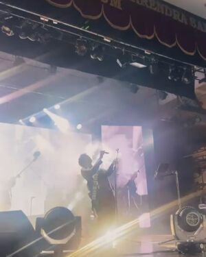 Vandana Sajnani Instagram - Read caption below .. 
So so glad to work with u @paponmusic and get started with you for shows ! What a fabulous singer / artist / human / entertainer as well as a neighbour are you ❤️❤️.
What a show ! At the legendary Shamumhanda hall in Mumbai over the weekend . #Fullhouse #Soldout ! 
I’m so happy my mom and my aunts all got to see his magic . And the sweetest gesture by him to come down and meet my aunts n hug my mom 🧿🙏.
The euphoria in the audience was next level. My first ever experience with him  was when #Papon agreed to sing on my 50th birthday party and treat all my friends to his amazing voice and energy . 
And then I got a chance to organise his this show in Mumbai. 
And this is not the first. There are going to be many more for sure . 
My husband @rajesh_khattar also had his first experience in his show and we are totally bowled by his talent and versatility.  Love you papon ! . My aunt @monabhambhani was visiting from America and she is now a fan for life ! 
It was such a joy to see my company logo #Mokshcreations on the screen . 
The ghazals he sings deserves a special mention. WOW papon . 
Your fan following is another level . Each one sings along with you . That was the most beautiful part of the evening , along with you singing some Assamese songs and everyone dancing along ! 
If you haven’t seen him perform , you are surely missing something amazing !!! .
.
 . #Highenergy #Concert #Singer #Musicalevening #Bollywood