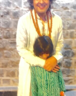 Vandana Sajnani Instagram - My first meditation experience 🧿❤️ #Mahashivratri with the best ❤️. Thankyou @sonunigamofficial uncle and Meenal aunty . ❤️ And mom it makes me so happy to make you happy ❤️. Love you @vandanasajnaniofficial  #Maa 😍❤️