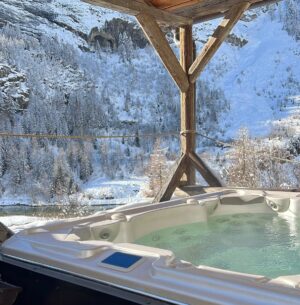 Vanessa Mariposa Instagram - BIRTHDAY THROWBACK ❄️🫶🏼
_______
#vanessamariposa #girlstrip #whirlpoolfun #SnowDreams #winterwonderland #FYP #birthdaytrip