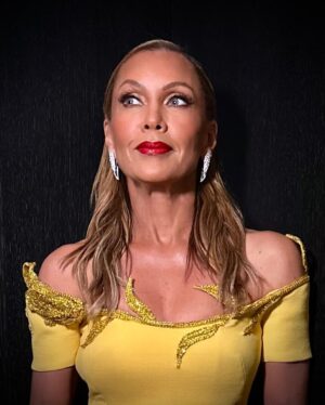 Vanessa Williams Instagram - Last weekend I had to bring some sunshine in the fabulous lemon yellow 💛🇬🇧 @pamellaroland dress. .  @garrard jewels.  @ronwhiteshoes heels.  @svenbayerbach hair.  @gracexhayward makeup.  @vaanitaoakey styling.  @brandonnlewis special thanks