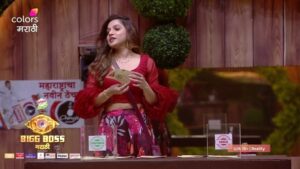Varsha Usgaonkar Instagram - वर्षाताई आहेत सगळयात entertaining व्यक्ती, असं म्हणत जान्हवीने केलं त्यांचं तिकीट confirm 😇

‘BIGG BOSS मराठी’, रात्री 9 वाजता, फक्त कलर्स मराठीवर आणि विनामूल्य @officialjiocinema वर.

#ColorsMarathi #BIGGBOSSMarathi #JioCinema #BBM #Episodic