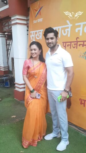 Varsha Usgaonkar Instagram - 'सुख म्हणजे नक्की काय असतं' मालिकेच्या सेटवरचा शेवटच्या दिवसाचे काही खास क्षण ❤️ 

कोठारे व्हिजन निर्मित पहा ‘सुख म्हणजे नक्की काय असतं' मालिकेचे काही शेवटचे एपिसोड. 
’सोम-शनि रा. 11-00 वा. फक्त आपल्या Star प्रवाहवर...

#KothareVision #SukhMhanjeNakkiKayAsta  #StarPravah #shooting #marathiserial