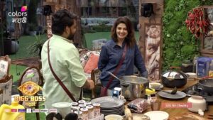 Varsha Usgaonkar Instagram - DP चा तडका उडवणार का घरात भडका? बिग बॉसचा वर्षाताईंना सवाल🫣

‘BIGG BOSS मराठी’, रात्री 9 वाजता, फक्त कलर्स मराठीवर आणि विनामूल्य @officialjiocinema वर.

#ColorsMarathi #BIGGBOSSMarathi #JioCinema #BBM #EPK