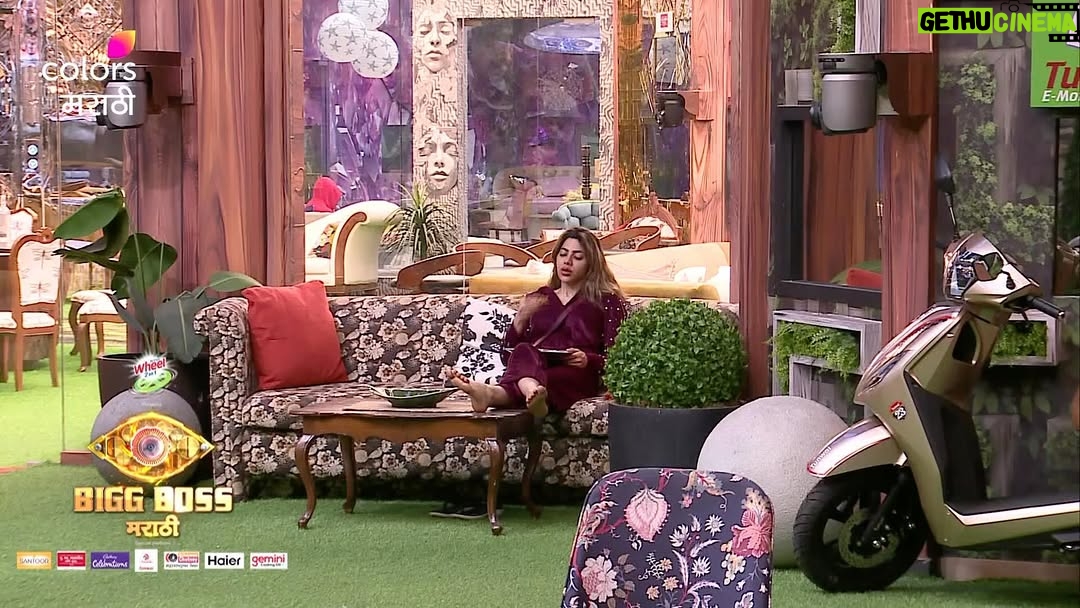 Varsha Usgaonkar - 27.6K Likes - सगळ्यांनी पकडलाय वर्षाताईंचा ‘झोपाभ्यास’ 😅😴
‘BIGG BOSS मराठी’, रात्री 9 वाजता, फक्त कलर्स मराठीवर आणि विनामूल्य @officialjiocinema वर.
#ColorsMarathi #BIGGBOSSMarathi #JioCinema #BBM #EPK