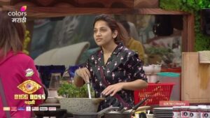 Varsha Usgaonkar Instagram - वर्षाताईंनी सांगितलेल्या कामांवरून जान्हवी लगावतेय टोमणे 😅

‘BIGG BOSS मराठी’, रात्री 9 वाजता, फक्त कलर्स मराठीवर आणि विनामूल्य @officialjiocinema वर.

#ColorsMarathi #BIGGBOSSMarathi #JioCinema #BBM #EPK
