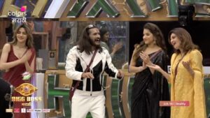 Varsha Usgaonkar Instagram - वर्षाताईंनी अभिजित बिचुकलेच्या गाण्यावर धरला ताल 😇

‘BIGG BOSS मराठी’, रात्री 9 वाजता, फक्त कलर्स मराठीवर आणि विनामूल्य @officialjiocinema वर.

#ColorsMarathi #BIGGBOSSMarathi #JioCinema #BBM #Episodic
