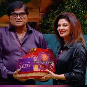 Varsha Usgaonkar Instagram - Bigg Boss च्या घरातील हा एक खास दिवस म्हणजे, आपल्या #WonderGirl चे मित्र आणि मराठी industry चे Superstar, महानायक, #AshokSaraf जी अतिथी म्हणून आले. त्यांची उपस्थिती भरपूर आनंद घेऊन आली, आणि त्यांच्यासोबत चा हा अनुभव खरोखरच एक मानाची गोष्ट होती.

आपल्या ताईंनी त्यांच्यासोबत अनेक सिनेमे केले आहेतच पण जेव्हा ५५ दिवस आपण बाहेरील जगापासुन दुर असतो आणि आपले जुने मित्र आपल्याला भेटतात… त्याची मजा काही औरच असते.🥰
& thank you @nivedita_ashok_saraf त्या प्रेमळ विडीयोसाठी.❤️ 

Grand Finale ला फक्त १४ दिवस आहेत त्यामुळे कृपया आपल्या #WonderGirl ला भरभरुन vote करा! 🗳️

हे तुमच्या मित्रांना आणि कुटुंबाला शेअर करा, आणि त्यांना देखील vote करण्यास प्रोत्साहित करा.👍🏻

चला, तिला #BBM5 चा winner बनवूया!
आता @officialjiocinema वर जा लॅागईन करा, ‘Biggboss Marathi’ सर्च करा आणि वोटींग section मध्ये जाऊन vote करा आणि आपल्या #VarshaUsgaonker यांना support दर्शवा!🙏🏻

‘BIGG BOSS मराठी’ दररोज, रात्री ९ वा. फक्त @colorsmarathi वर आणि @officialjiocinema वर.

[Varsha Usgaonker, Bhaucha dhakka, Biggboss marathi, biggboss marathi season 5, colors marathi, reality show]

#VarshaUsgaonker #VarshaUsgaonkar #VarshaForTheWin #WonderGirl #AshokSaraf #NavraMajhaNavsacha2 #NileshSabale #BiggBoss #BiggbossMarathi #ColorsMarathi #JioCinema #BBM5