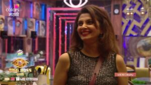 Varsha Usgaonkar Instagram - आपल्या नकळत बाकीच्यांनी केलेल्या चहाड्या बघून अभिजीत आणि वर्षाताईंना फुटलं हसू 😅

‘BIGG BOSS मराठी’, रात्री 9 वाजता, फक्त कलर्स मराठीवर आणि विनामूल्य @officialjiocinema वर.

#ColorsMarathi #BIGGBOSSMarathi #JioCinema #BBM #Episodic