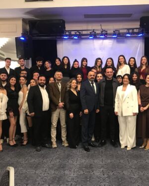 Veda Yurtsever Instagram - Şu fotoğrafta elini tuttuğum ve bi daha asla bırakmayacağım kadının adı Tülin Batmaz. Bir felaketten mucize yaratan kadın…
 2020’deki İzmir depreminin nerdeyse simgesi kabul edilen, evden cenazeleri birbirine sarılıyken çıkartılan, dünya güzeli ikizler Sayra ve Çınar’ın anneleri Tülin Batmaz…
 Çoookk ağır ve zor günler geçirdi Tülin, uzun süre tutmadı bacakları yürüyemedi mesela, yiyemedi, uyuyamadı, büyük bir acının içinde dibe doğru çöktü Tülin ama ordan bir mucizeyle yeniden dirilip hayata tutunmayı başardı. Bu muhteşem kadın bir vakıf kurdu, bağış sisteminin adını ‘İyilik İkizim’ koydu ve karar verdiği gibi 4. yılında vakfın, yüzlerce insana, çocuklara, öğrencilere ulaşmasını sağladı; Sayra ve Çınar’ı ölümsüz kıldı. 
  Bu akşam, her yılın sonunda yaptığı gibi,hem gönüllüleri, hem bağışçıları hem de okuttuğu öğrencileri bir araya getirdiği bir yemek verdi. Nihayet katılabildim bu kez. Neler yaptıklarını videodan izlerken göz yaşlarıma engel olamadım, çoookkk gurur duymama da… 
 Bu mucizeye ortak olun istiyorum, benim tanıştığım o çocuklar sizin de bağrınıza basmak isteyecekleriniz olsun, öyle şahaneler ki.  Girin Sayra Çınar vakfı hesabına, bio’daki  etiketlere tıklayın , ister bir seferlik, ister sürekli bağışçısı olun, mucizenin bir parçasına dönüşün. @sayracinar