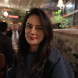 Veda Yurtsever Instagram - Hülya çekti bu fotoğrafı dün gece. Bugün ‘fotoğrafa bakmaya doyamıyorum, gözündeki anlam çok derin’ diyerek not düştü altına. Dedim madem öyle dur o zaman hikayede kalmasın hemen kalıcı yapayım, derin anlamlar kolay bulunmuyor, boşa gitmesin🤪🧿🫣 📷 @hulya_aydin_ Şarkı da onun seçimi, bugün komple Hülya arkadaştanız;))
