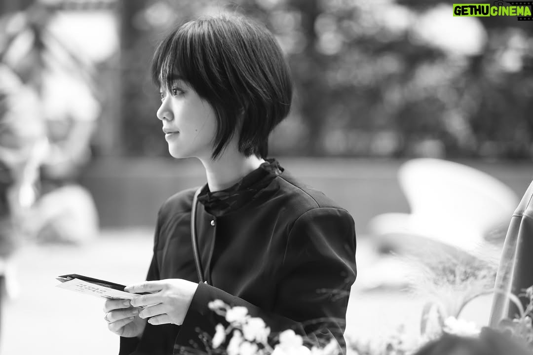 Vera Yen - 6.6K Likes - 💍✨✨
因為爸爸不在了,
我也就沒了辦婚禮的嚮往,
畢竟讓我哥把我的手交到先生手上
感覺就是안돼 *ᴬⁿ⁻ᴰʷᵉ
看見傑宇爸爸的警帽在座位上,
也讓我開始想,
那我要放什麼在爸爸的位子上呢?
謝謝傑宇和𝚄𝚕𝚊的婚禮,
讓我對儀式有了不同想像,
他們深愛彼此的模樣,
值得所有美好祝福🕊️
也許摯愛的缺席,
會讓人重新定義儀式的意義,
但愛始終會以不同樣貌出現,
𝙻𝚘𝚟𝚎 𝚗𝚎𝚟𝚎𝚛 𝚕𝚎𝚊𝚟𝚎𝚜,
𝚒𝚝 𝚓𝚞𝚜𝚝 𝚏𝚒𝚗𝚍𝚜 𝚍𝚒𝚏𝚏𝚎𝚛𝚎𝚗𝚝 𝚜𝚎𝚊𝚝 𝚊𝚝 𝚝𝚑𝚎 𝚝𝚊𝚋𝚕𝚎.
✨✨🍽️
@tony_stone @ula__wu
#早生貴子#永浴愛河
#金銀財寶攏總來