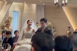 Vera Yen Instagram - 💍✨✨
因為爸爸不在了，
我也就沒了辦婚禮的嚮往，
畢竟讓我哥把我的手交到先生手上
感覺就是안돼 *ᴬⁿ⁻ᴰʷᵉ

看見傑宇爸爸的警帽在座位上，
也讓我開始想，
那我要放什麼在爸爸的位子上呢？

謝謝傑宇和𝚄𝚕𝚊的婚禮，
讓我對儀式有了不同想像，
他們深愛彼此的模樣，
值得所有美好祝福🕊️

也許摯愛的缺席，
會讓人重新定義儀式的意義，
但愛始終會以不同樣貌出現，
𝙻𝚘𝚟𝚎 𝚗𝚎𝚟𝚎𝚛 𝚕𝚎𝚊𝚟𝚎𝚜,
𝚒𝚝 𝚓𝚞𝚜𝚝 𝚏𝚒𝚗𝚍𝚜 𝚍𝚒𝚏𝚏𝚎𝚛𝚎𝚗𝚝 𝚜𝚎𝚊𝚝 𝚊𝚝 𝚝𝚑𝚎 𝚝𝚊𝚋𝚕𝚎.

✨✨🍽️

@tony_stone @ula__wu 
#早生貴子#永浴愛河
#金銀財寶攏總來