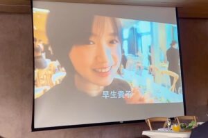 Vera Yen Instagram - 💍✨✨
因為爸爸不在了，
我也就沒了辦婚禮的嚮往，
畢竟讓我哥把我的手交到先生手上
感覺就是안돼 *ᴬⁿ⁻ᴰʷᵉ

看見傑宇爸爸的警帽在座位上，
也讓我開始想，
那我要放什麼在爸爸的位子上呢？

謝謝傑宇和𝚄𝚕𝚊的婚禮，
讓我對儀式有了不同想像，
他們深愛彼此的模樣，
值得所有美好祝福🕊️

也許摯愛的缺席，
會讓人重新定義儀式的意義，
但愛始終會以不同樣貌出現，
𝙻𝚘𝚟𝚎 𝚗𝚎𝚟𝚎𝚛 𝚕𝚎𝚊𝚟𝚎𝚜,
𝚒𝚝 𝚓𝚞𝚜𝚝 𝚏𝚒𝚗𝚍𝚜 𝚍𝚒𝚏𝚏𝚎𝚛𝚎𝚗𝚝 𝚜𝚎𝚊𝚝 𝚊𝚝 𝚝𝚑𝚎 𝚝𝚊𝚋𝚕𝚎.

✨✨🍽️

@tony_stone @ula__wu 
#早生貴子#永浴愛河
#金銀財寶攏總來